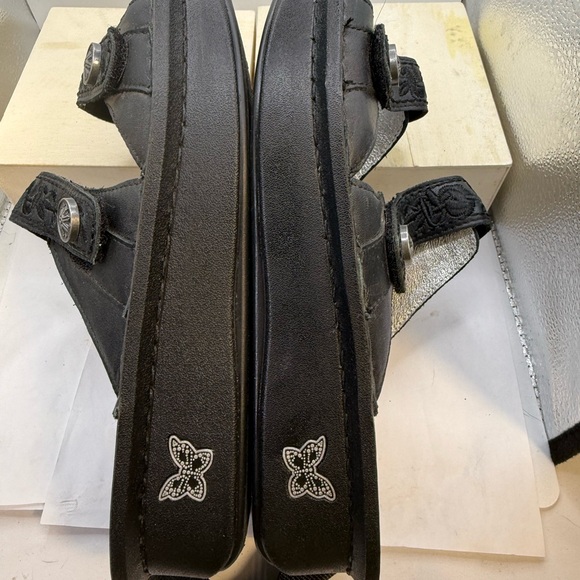 ALEGRIA VIOLETTE BLACK LEATHER SANDALS EMBOSSED DESIGN. Size EU 38. 7.5 NEW - Picture 3 of 14